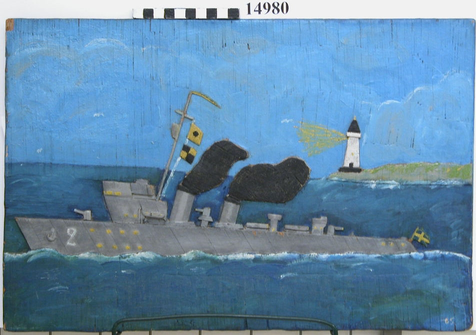 På masonit är tändstickor lagda  (tändstickstavla), vilka övermålats med oljefärg i blått, svart, grått och gult.
Motiv: Jagare till sjöss, i bakgrunden en holme med fyr.
Neg.nr 6309