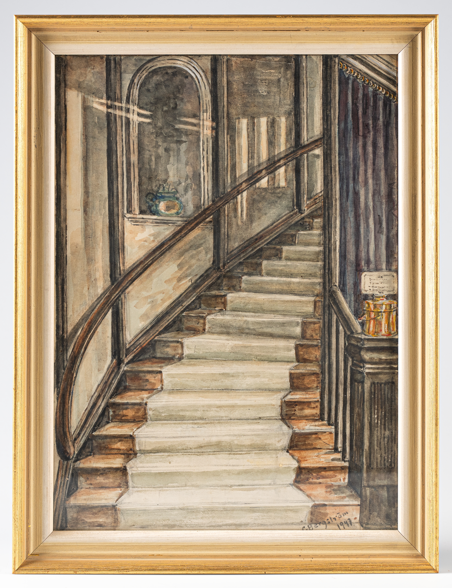 Akvarell, inom glas och ram, stående format visande interiör i Varvschefsbostället, Karlskrona. Svängd trätrappa klädd vit matta, vit vägg med träpaneler samt alkov med urna.
Till höger lila draperi samt pelare på vilken ett mässingskärl är placerat. Ovanför kärlet sitter en vit skylt.
Signerad i höger nedre hörn: " G Bergström 1947 ".
Motivet är naturtroget återgivet i mild färgton.
Tavlan är inom glas och ram av trä, B = 29 mm, profilerad och målad i vitt samt guld.
Konstnär: Gunni Bergström 1869 - 1952.
Anmärkning: Mässingskärlet var en armbössa ( fattigbössa ) som kom i Marinmusei ägo,  K 382.  Bössan blev stulen 1981.