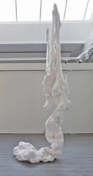 I dine armer. Medgift [Tekstilskulptur]