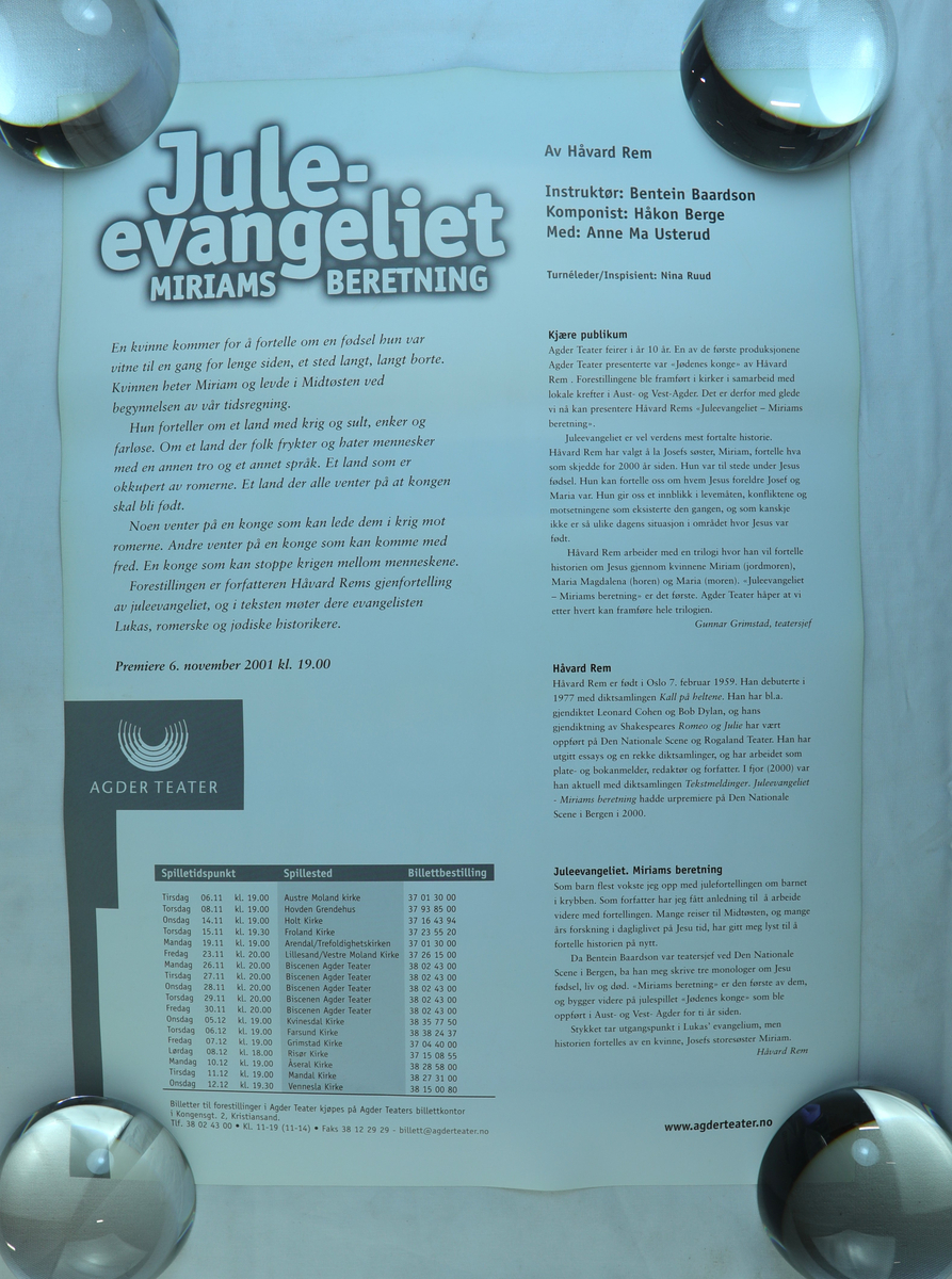 To identiske plakater til forestillingen "Juleevangeliet Miriams beretning" fra 2001 ved Agder teater.