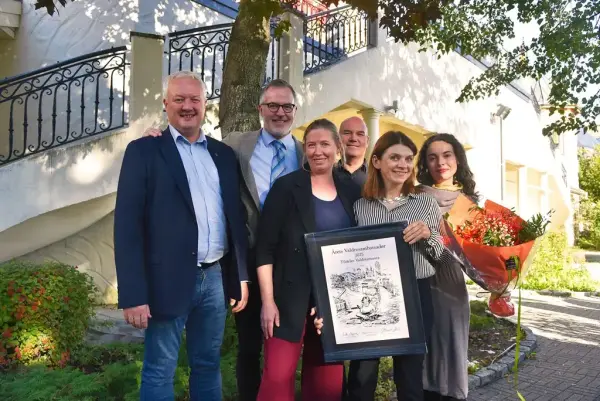 Gruppebilde med 3 kvinner og 3 menn