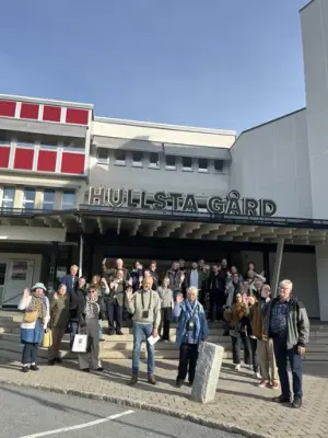 En folksamling utanför en byggnad.