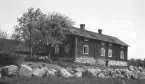 Per Henrik Lings födelsehem, den gamla prästgården i Södra Ljunga, före nedrivning, flyttning och kraftig omgestaltning.
Baksidan av prästgården. Till höger skymtar några manspersoner och ett barn.