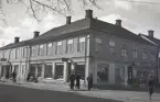 Malmqvists fastighet före restaurering 1943. 
Kvarteret Magnus Smek nr 2 och 3, Växjö, hörnet Kungsgatan/Sandgärdsgatan.