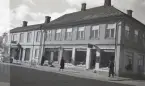 Malmqvists fastighet före restaurering 1943. 
Kvarteret Magnus Smek nr 2 och 3, Växjö, hörnet Kungsgatan/Sandgärdsgatan.