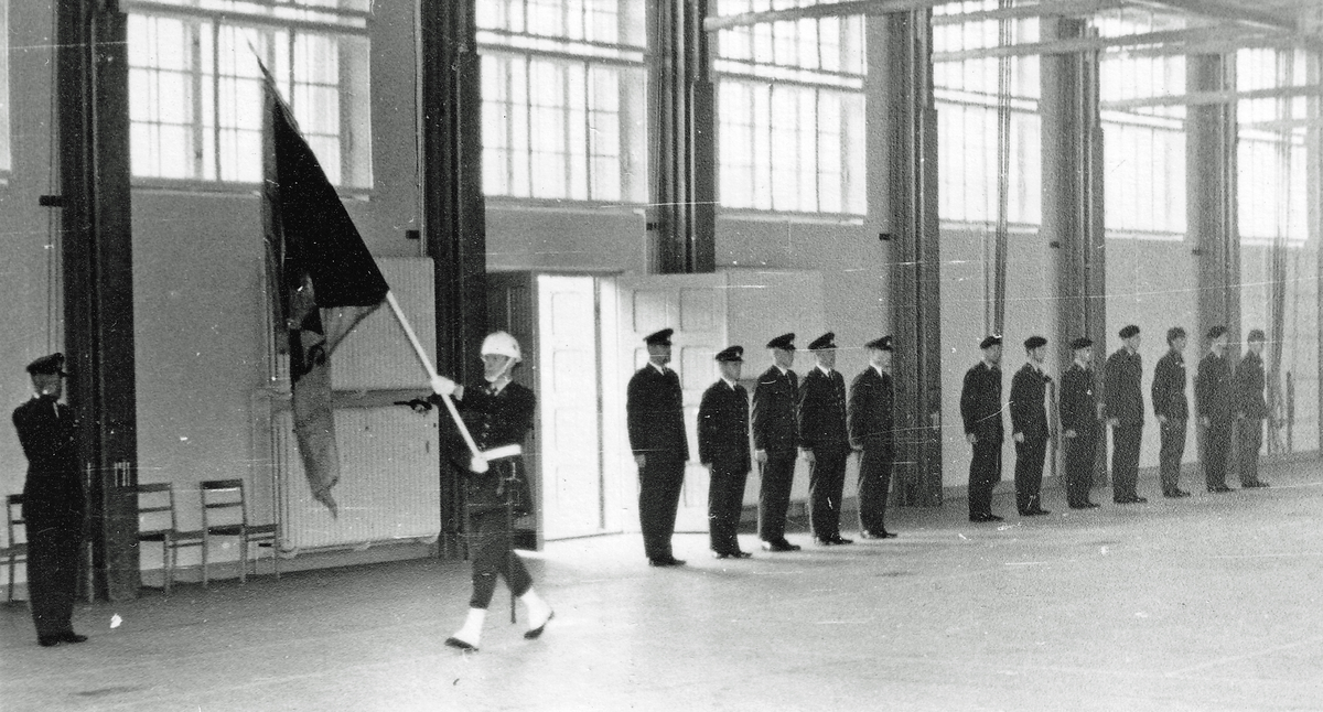 Åtta foton på P 4 nyutnämnda fänrikar och sergeanter 1967-09-04 A: Uppställning i gymnastiksalen, B: Fk Svantesson, C. Fk Johnsson, D: Sg Steisjö, E: Sg Wendel, F: Sg Lundberg, G: Sg Kjellqvist och H: Sg Sjöström
