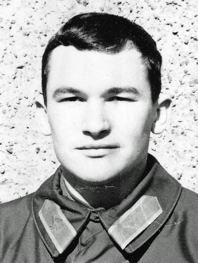 Åtta foton på P 4 nyutnämnda fänrikar och sergeanter 1967-09-04 A: Uppställning i gymnastiksalen, B: Fk Svantesson, C. Fk Johnsson, D: Sg Steisjö, E: Sg Wendel, F: Sg Lundberg, G: Sg Kjellqvist och H: Sg Sjöström