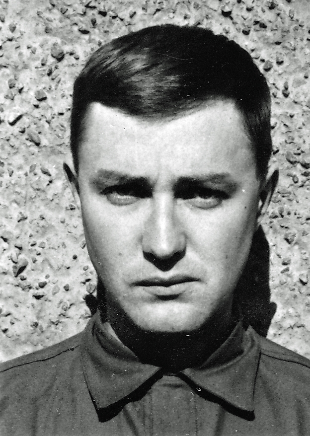 Åtta foton på P 4 nyutnämnda fänrikar och sergeanter 1967-09-04 A: Uppställning i gymnastiksalen, B: Fk Svantesson, C. Fk Johnsson, D: Sg Steisjö, E: Sg Wendel, F: Sg Lundberg, G: Sg Kjellqvist och H: Sg Sjöström