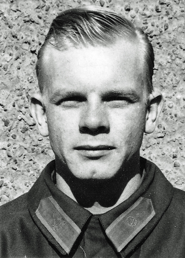 Åtta foton på P 4 nyutnämnda fänrikar och sergeanter 1967-09-04 A: Uppställning i gymnastiksalen, B: Fk Svantesson, C. Fk Johnsson, D: Sg Steisjö, E: Sg Wendel, F: Sg Lundberg, G: Sg Kjellqvist och H: Sg Sjöström