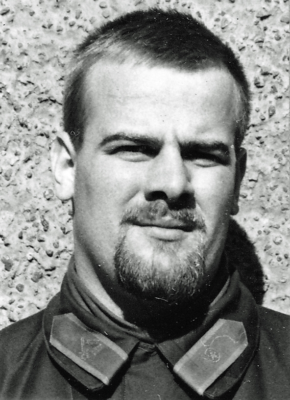 Åtta foton på P 4 nyutnämnda fänrikar och sergeanter 1967-09-04 A: Uppställning i gymnastiksalen, B: Fk Svantesson, C. Fk Johnsson, D: Sg Steisjö, E: Sg Wendel, F: Sg Lundberg, G: Sg Kjellqvist och H: Sg Sjöström