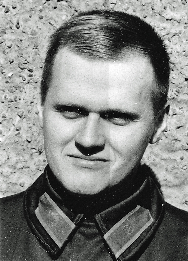 Åtta foton på P 4 nyutnämnda fänrikar och sergeanter 1967-09-04 A: Uppställning i gymnastiksalen, B: Fk Svantesson, C. Fk Johnsson, D: Sg Steisjö, E: Sg Wendel, F: Sg Lundberg, G: Sg Kjellqvist och H: Sg Sjöström