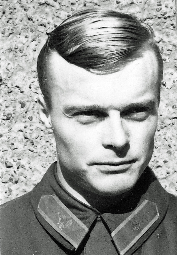 Åtta foton på P 4 nyutnämnda fänrikar och sergeanter 1967-09-04 A: Uppställning i gymnastiksalen, B: Fk Svantesson, C. Fk Johnsson, D: Sg Steisjö, E: Sg Wendel, F: Sg Lundberg, G: Sg Kjellqvist och H: Sg Sjöström