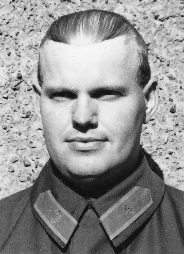 Åtta foton på P 4 nyutnämnda fänrikar och sergeanter 1967-09-04 A: Uppställning i gymnastiksalen, B: Fk Svantesson, C. Fk Johnsson, D: Sg Steisjö, E: Sg Wendel, F: Sg Lundberg, G: Sg Kjellqvist och H: Sg Sjöström