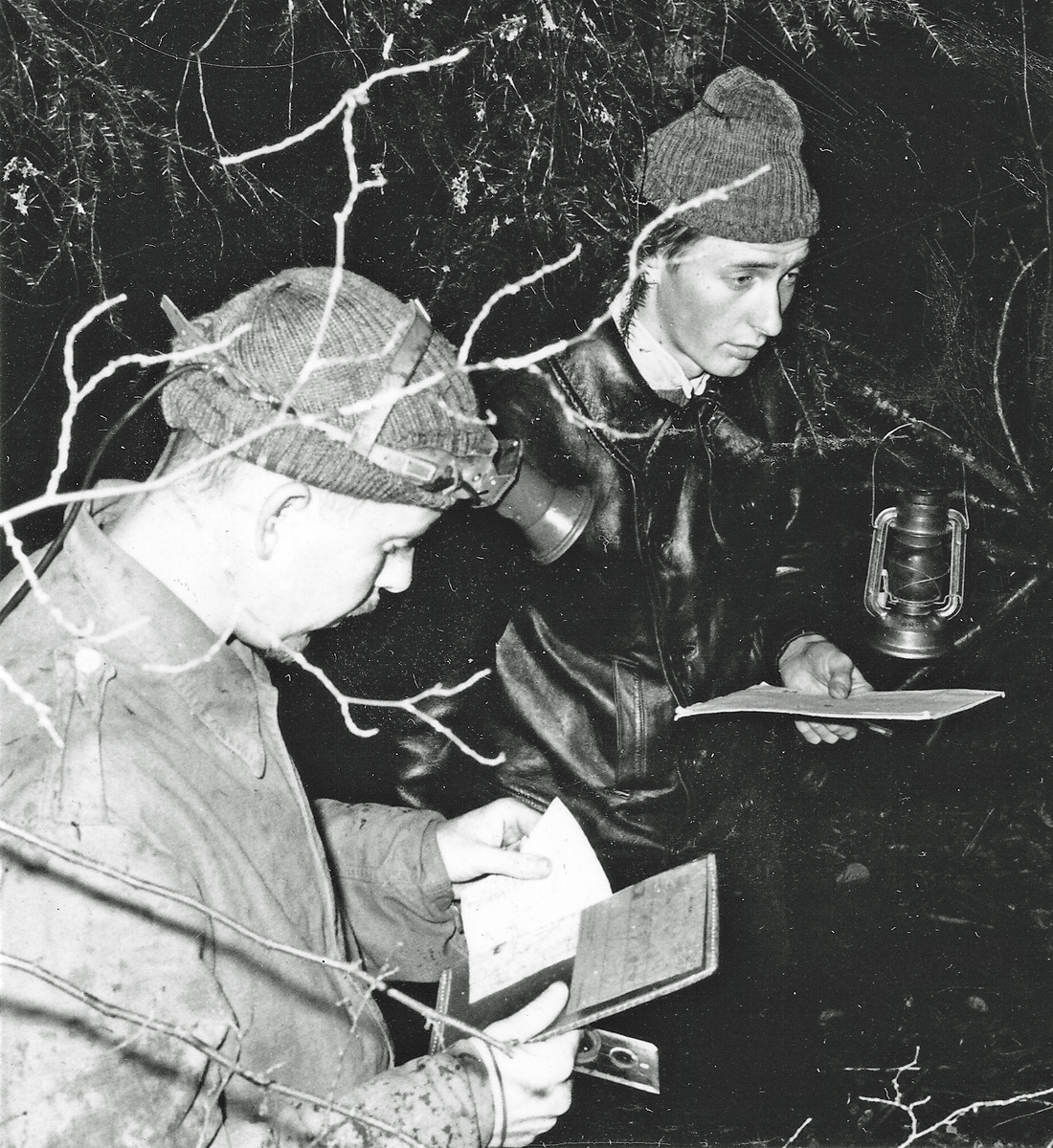 Sex foton från P 4 regementsmästerskap i nattorientering 1967. A: Hans Larsson, HG Bernhard och Sigurd Törngren, C: Arvo Pärnänen, D: Karl Skagemyr och Gunnar Järnehäll, E: Gustaf Peyron och Lövgren.