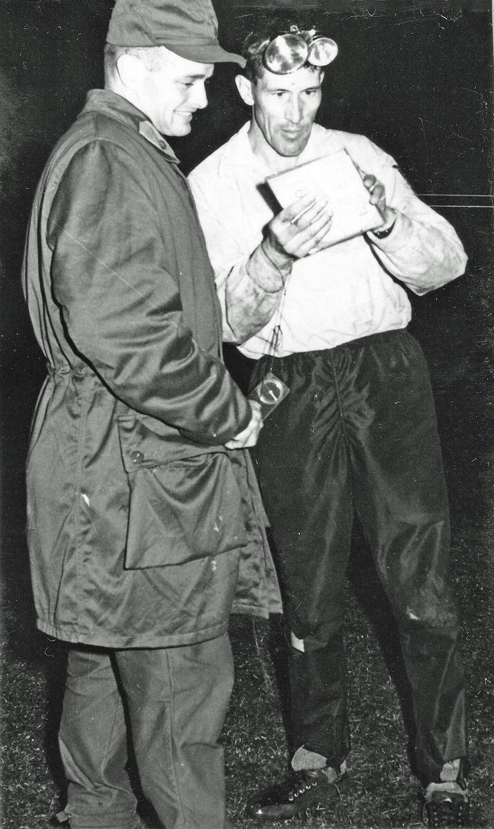 Sex foton från P 4 regementsmästerskap i nattorientering 1967. A: Hans Larsson, HG Bernhard och Sigurd Törngren, C: Arvo Pärnänen, D: Karl Skagemyr och Gunnar Järnehäll, E: Gustaf Peyron och Lövgren.