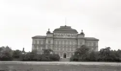 Växjö högre allmänna läroverk sett från skolgården med huvud