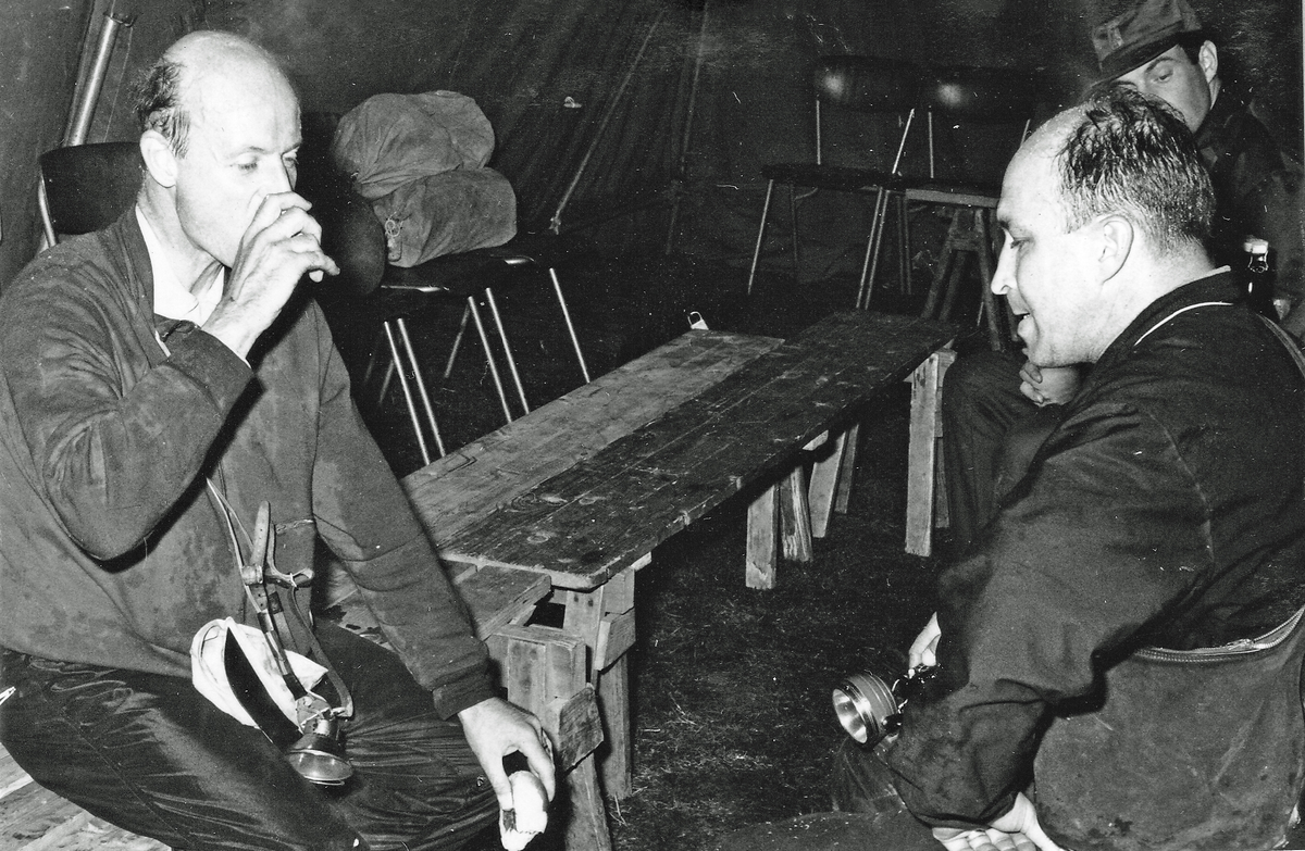 Sex foton från P 4 regementsmästerskap i nattorientering 1967. A: Hans Larsson, HG Bernhard och Sigurd Törngren, C: Arvo Pärnänen, D: Karl Skagemyr och Gunnar Järnehäll, E: Gustaf Peyron och Lövgren.