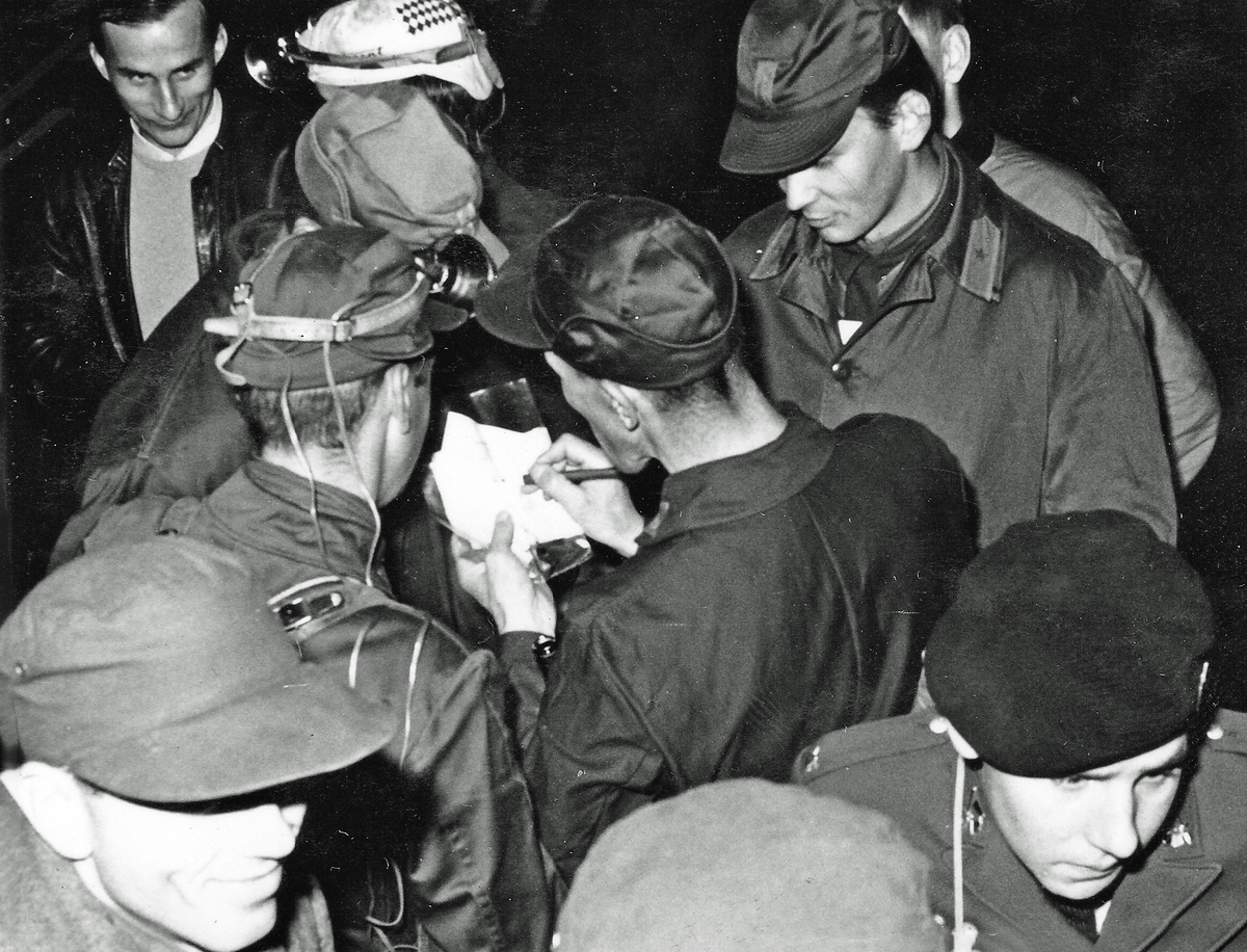 Sex foton från P 4 regementsmästerskap i nattorientering 1967. A: Hans Larsson, HG Bernhard och Sigurd Törngren, C: Arvo Pärnänen, D: Karl Skagemyr och Gunnar Järnehäll, E: Gustaf Peyron och Lövgren.