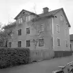 Tomten till dåvarande fastigheten Västanågatan 16 i Linköping var i äldre tid bebyggd med ett flertal hus av blandad karaktär. Fastighetens huvudsakliga bostadskomplex vände gaveln mot Västanågatan. Foto 1961.
