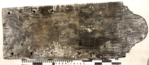 Lavettbotten.

Längsgående fiberriktning. Kraftigt eroderad på alla ytor. Ett (extra)  genomgående spikhål i den bakre axelns urtag.

För mer information se Dokumentationsblankett under Referenser – Länkade filer.