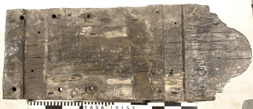 Lavettbotten.

Längsgående fiberriktning. Kraftigt eroderad på alla ytor. Ett (extra)  genomgående spikhål i den bakre axelns urtag.

För mer information se Dokumentationsblankett under Referenser – Länkade filer.