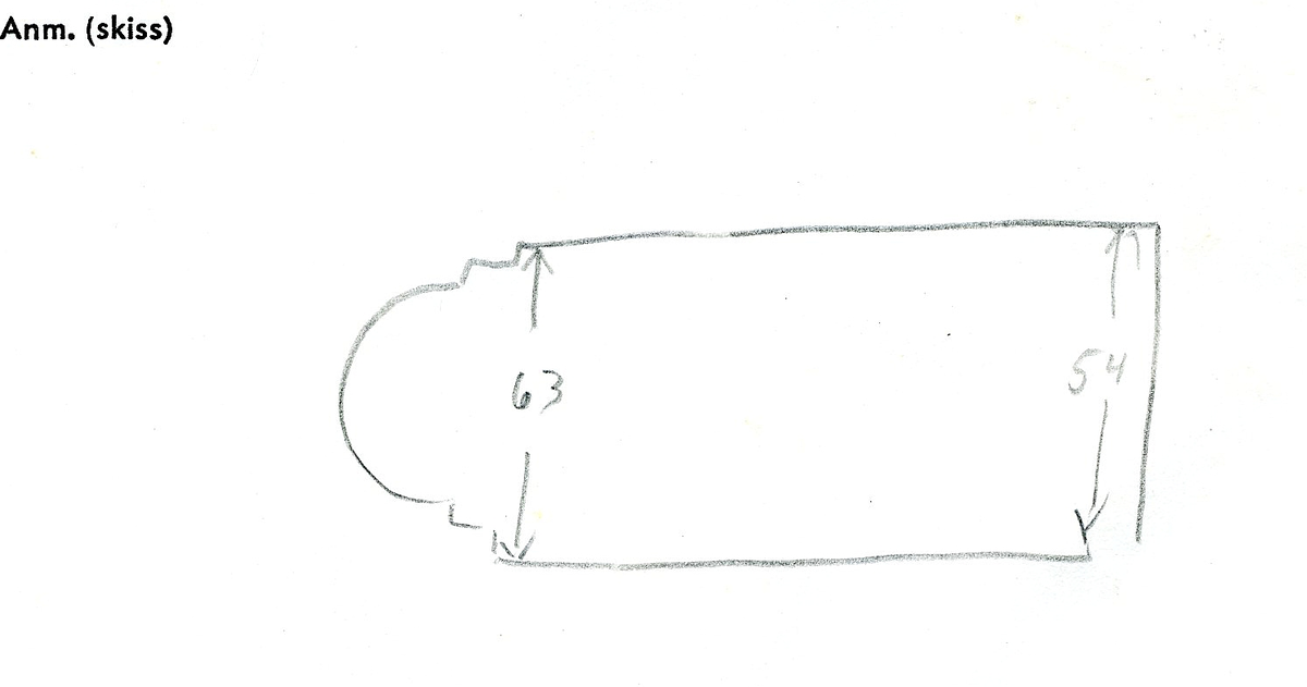 Lavettbotten.

Längsgående fiberriktning. Kraftigt eroderad på alla ytor. Ett (extra)  genomgående spikhål i den bakre axelns urtag.

För mer information se Dokumentationsblankett under Referenser – Länkade filer.