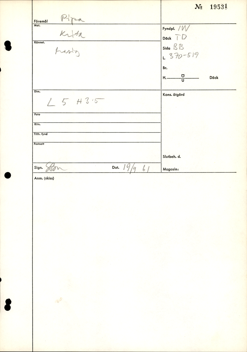 Del av kritpipa.
På "klacken" finns en stämpel bestående av ett P med en treuddig trona ovanför.