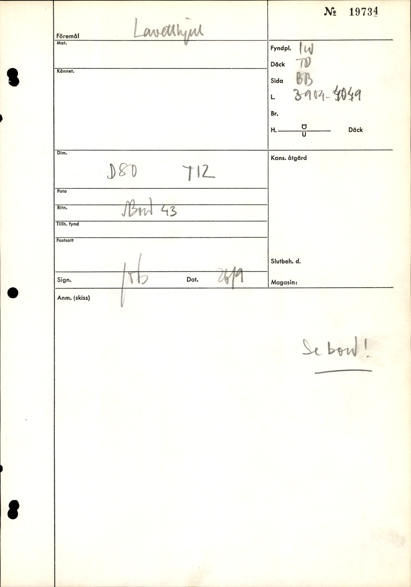 Lavetthjul fram, svåra skador och förorenad yta. Har avfasade kanter.

Front truck of a gun carriage, heavy damage and multiple impurities. Both bevelled edges.