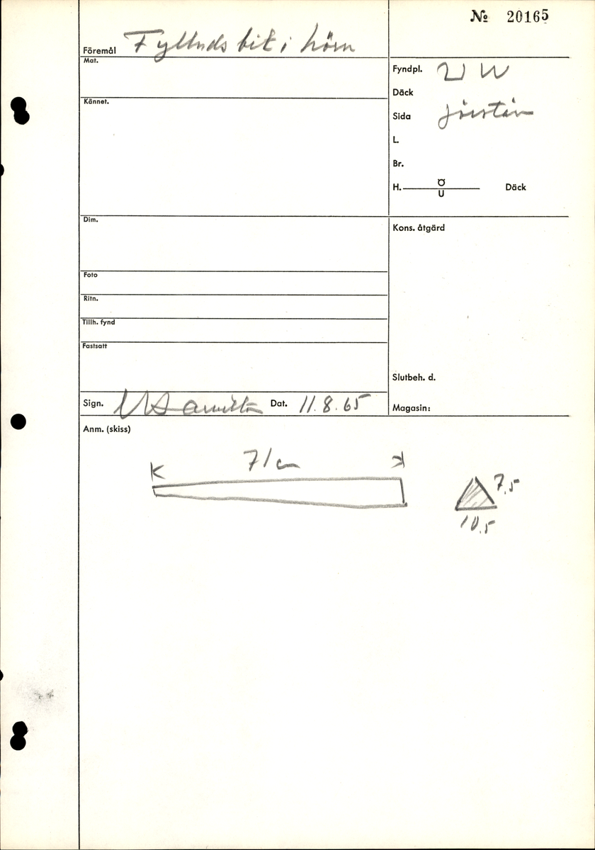 Formstycke. Trekantigt tvärsnitt. Fiberriktning: fin till medium. Samtliga sidor och ändar troligen ursprungliga. Åtta kraftiga fyrkantiga spikhål. Det största av dem mäter 9 x 8 mm. Alla spikhål utom två tycks ha avtryck efter skallar. Föremålet är kantstött. Ena långsidan, närmast den spetsiga änden, är försedd med ett hak som har tydliga märken efter såg. Ena sidan av den spetsiga änden uppvisar en fasning. Ytan relativt anfrätt.


För mer information se Dokumentationsblankett under Referenser – Länkade filer.