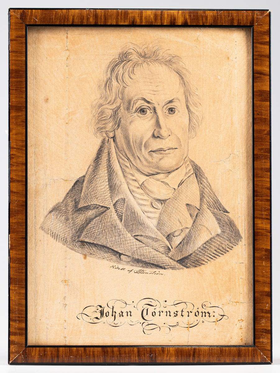 Pennteckning över J Törnström från 1800-talets början.
Överensstämmer till tiden med L Fehrs bekanta  litografi av Törnström.
Text i götisk stil: JOHAN TÖRNSTRÖM. Samt tillkommit senare : "Ritadt af J Törnström".
Text på baksidan: tillhör Kapten Ernst Ström. Kommendörkapten Ernst Ströms moder fru Alma Ström född Forsman var släkt med Johan Törnström.
Neg.nr 4909 Inom glas och ram.