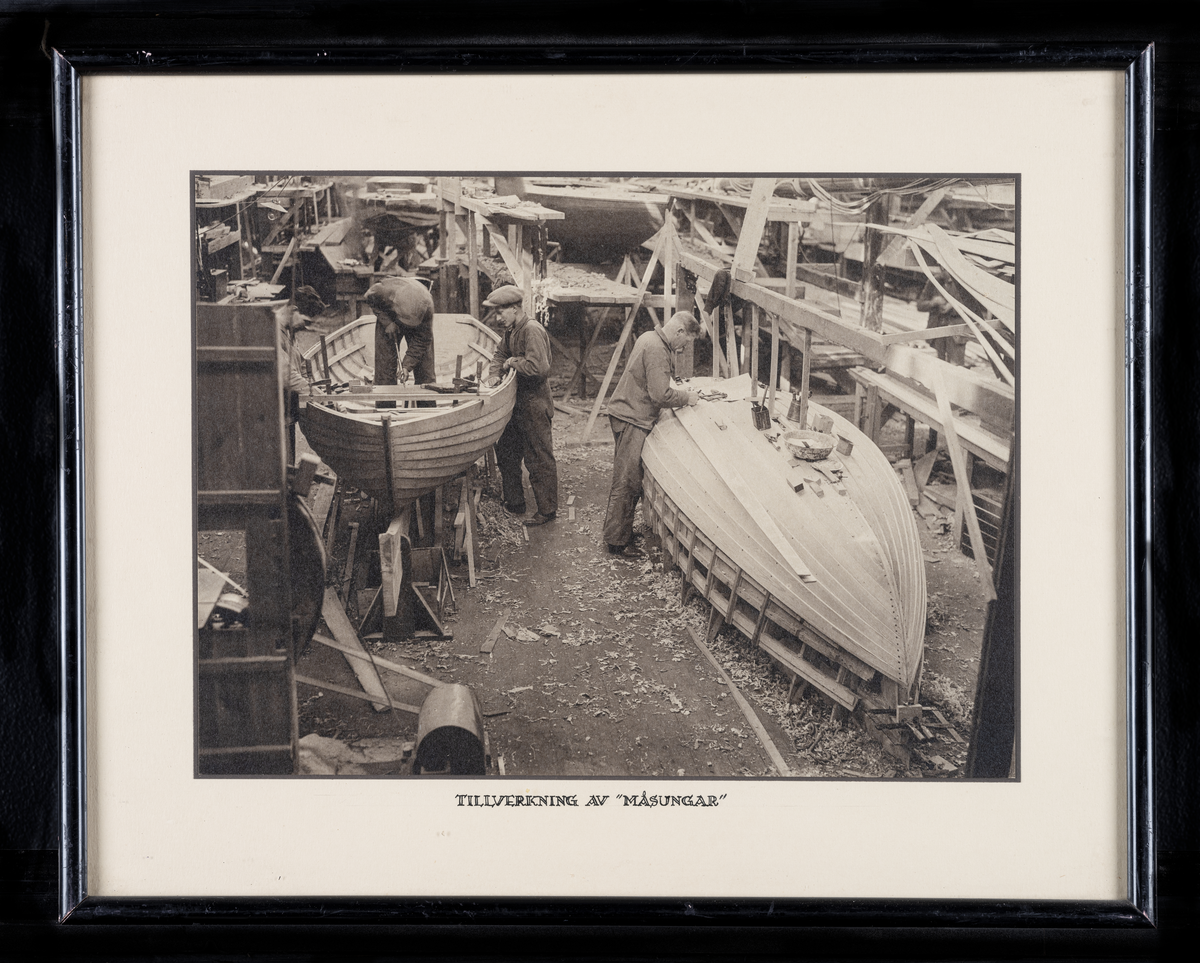 Fotografi underglas, Neglinge varv"Tillverkning av Måsungar".