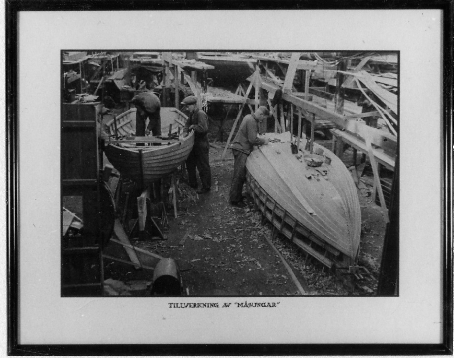 Fotografi underglas, Neglinge varv"Tillverkning av Måsungar".