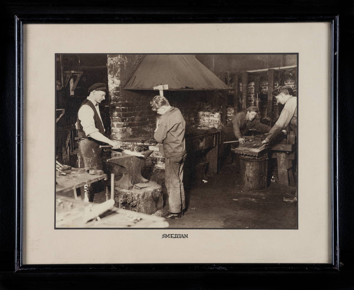 Fotografi under glas, i svart ram