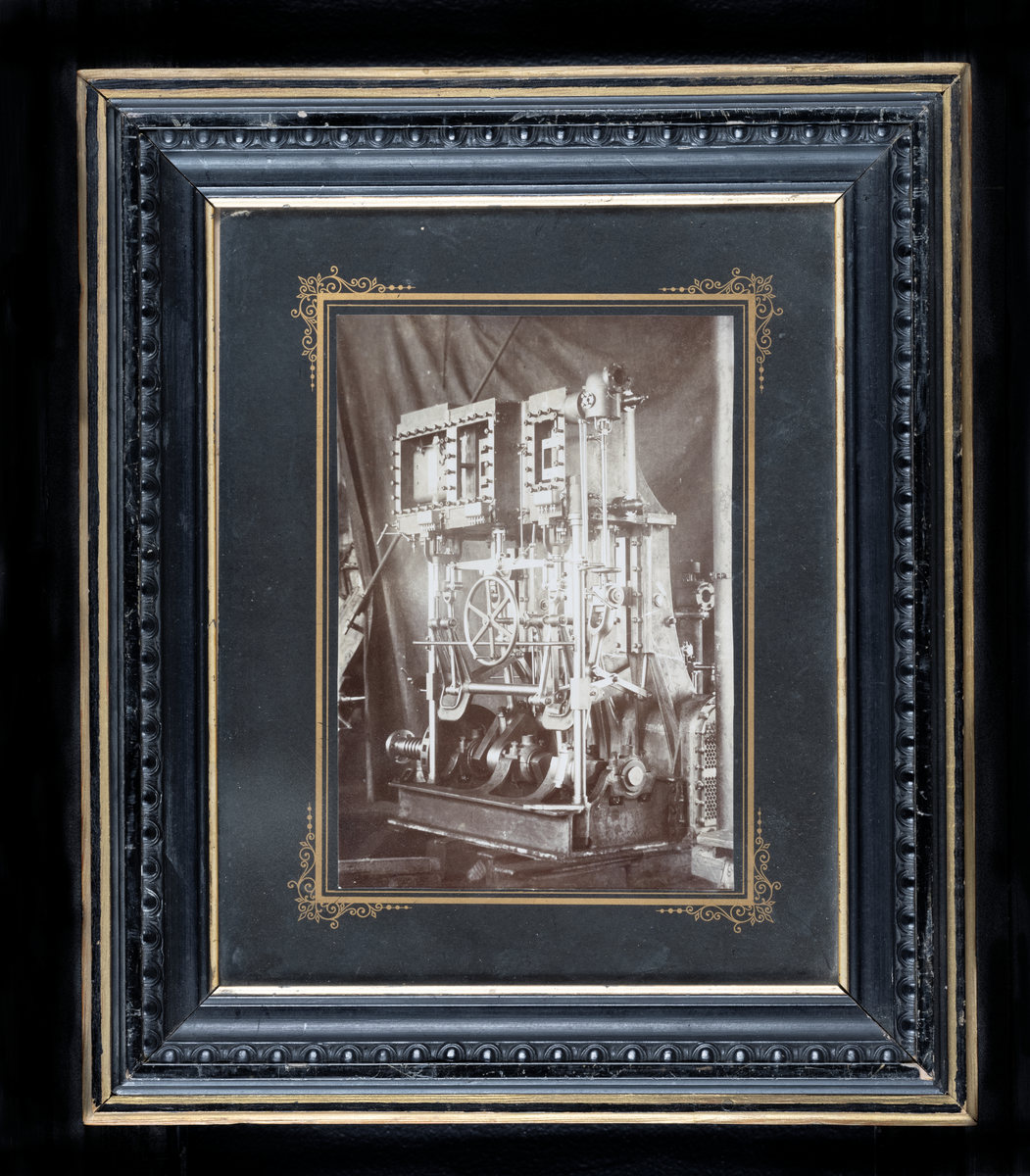 Trippelångmaskin avsedd att inmonteras i ångfartyg.