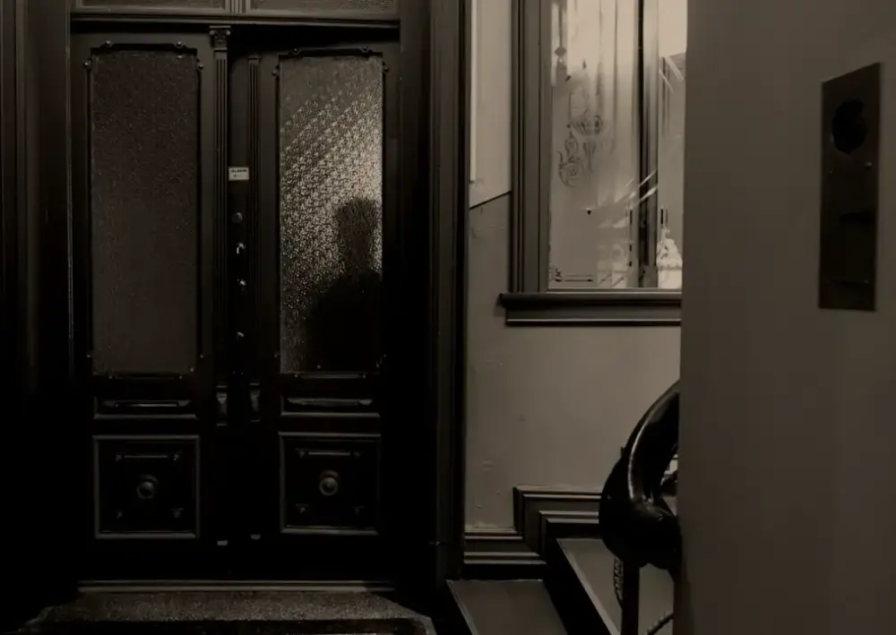 En mørk skygge bak inngangsdøren til Henrik Ibsens leilighet i Arbins gate 1. 