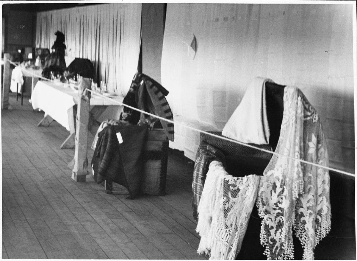 Fra bondekvinnelagets stevne i Østre Toten 4.juni 1950. Foto fra tekstil- og brukskunstutstillingen på galleriet i Østre Toten Festivitetslokale.