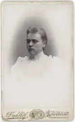 Porträtt på Fröken Signe Hildebrand.