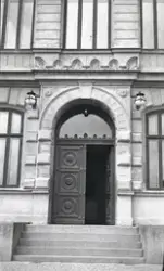 Växjö högre allmänna läroverk. Huvudingången mot öster.