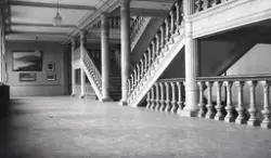 Växjö högre allmänna läroverk. Den stora trapphallen.