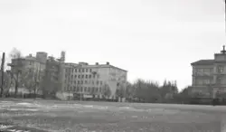 Det nybyggda lasarettet, sett från skolgården till Växjö hög