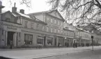 Skandinaviska bankens fastighet (fd Schanderska fastigheten) längs Kungsgatan, Växjö. Till höger ser man Axel Ohlssons guldsmedsaffär, Jacobssons optikaffär, m.m. Längst bort ser man Skånska bankens fastighet i hörnet Kungsgatan/Storgatan.