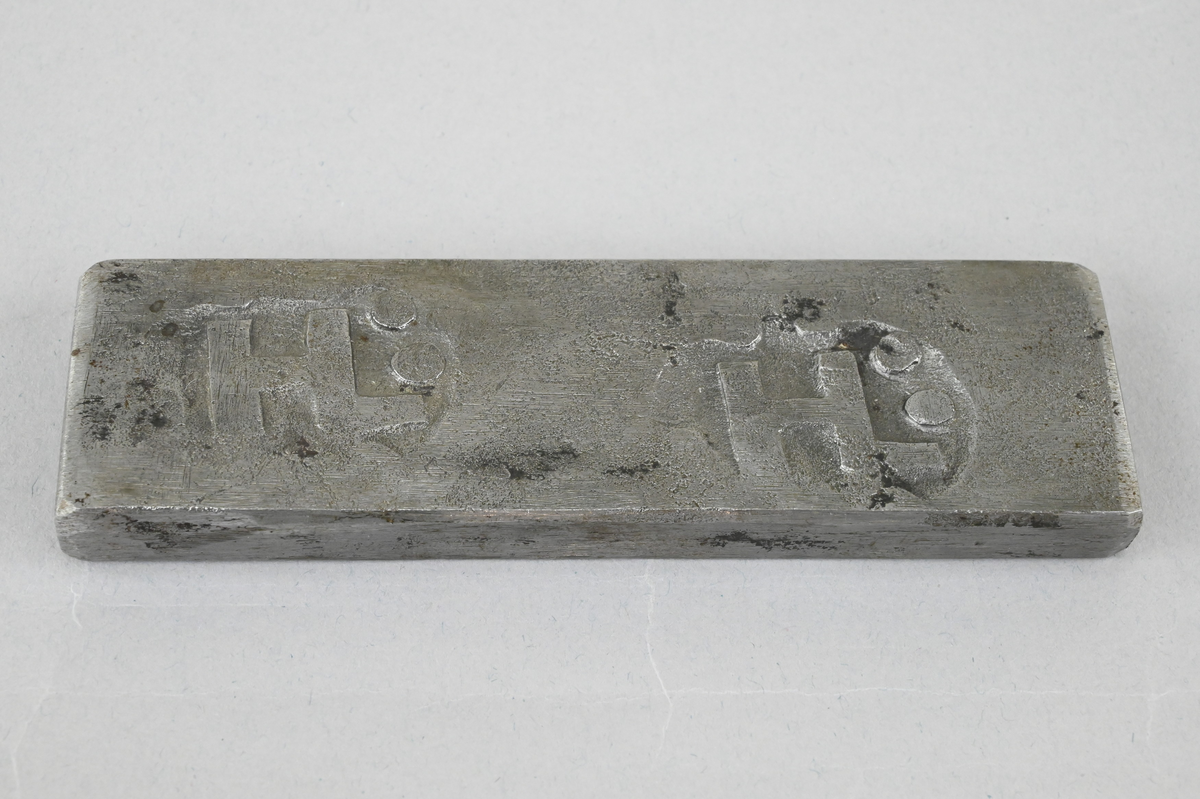 Avtryck av järnstämpel i prov av stångjärn. 