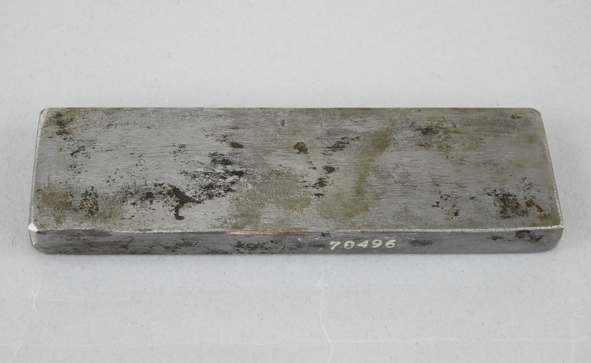 Avtryck av järnstämpel i prov av stångjärn. 