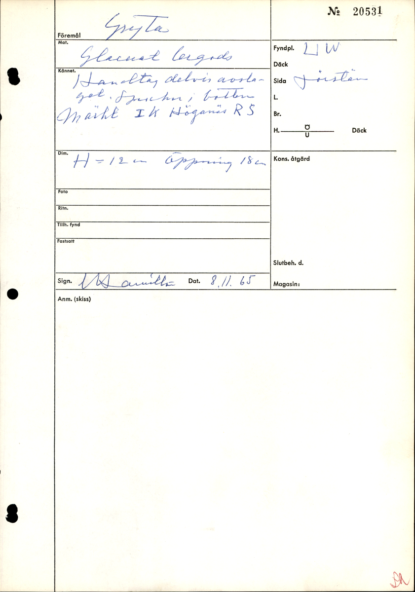 Gryta med avslaget rörskaft.
Grytan, välbevarad så när som på att rörskaftet är avslaget. Rundad botten, med kraftiga sprickbildningar. Förtjockad mynningsrand med snås. (Mynningsvidd 185 mm). Två drejfåror på skuldran. Blyglaserad ut- och invändigt gul. Utvändigt är dock glasyren mycket dålig. Nedåt verkar grytan svart och sotig samt botten sönderbränd och sprucken.
På bröstet är intryckt "1 1/2 HÖGANÄS RS".