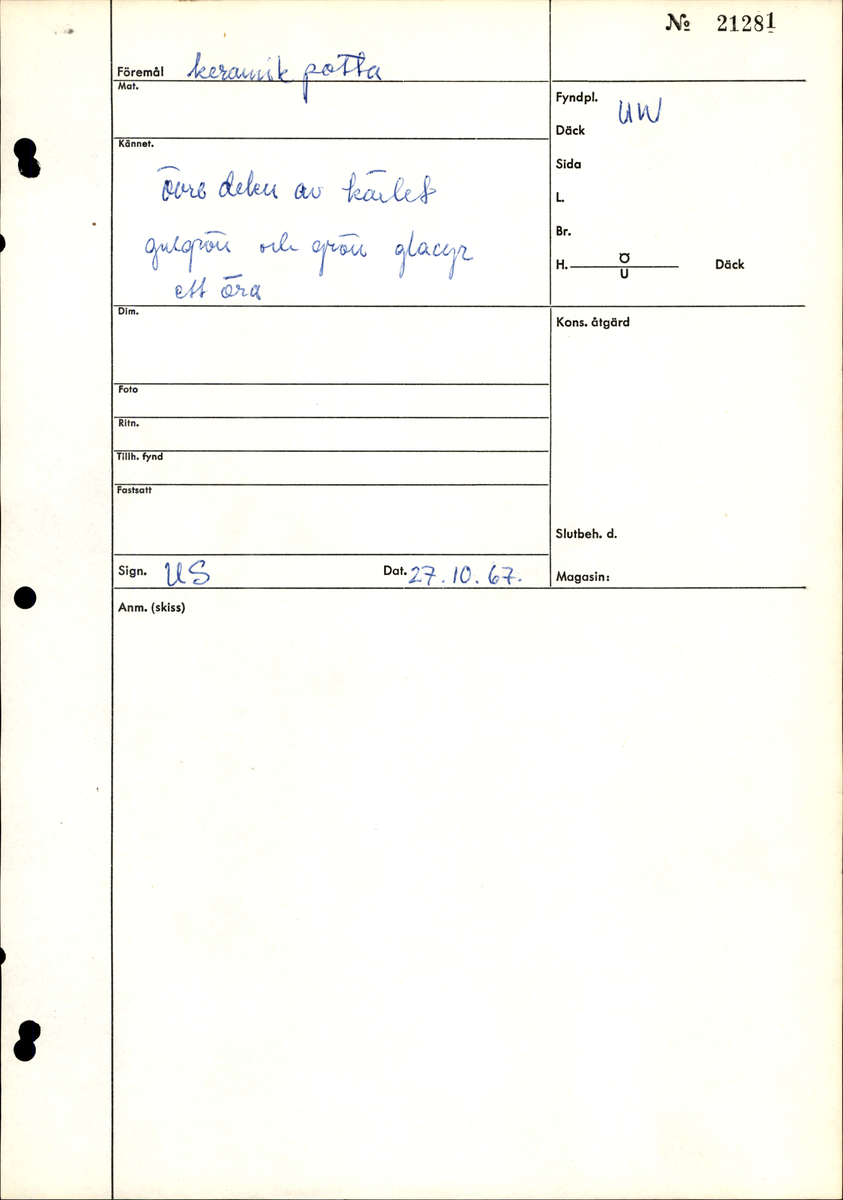 Kruka med bandhäkel och snås.
Krukan, fragmentariskt sammanhängande i en del med endast mynningsranden med bandkhänkeln och snåset samt skuldran intakt (komplett). Hela botten och större delen av buken borta.
Förtjockad och profilerad mynningsrand med snås och bandhänkel. Skuldran försedd med drejfåror ned till bukkanten. Krukan är på in- och utsidan blyglaserad brun med fläckvis svaga gröna skiftningar. Halva insidan nedåt har en klart markerad grön blyglasering.