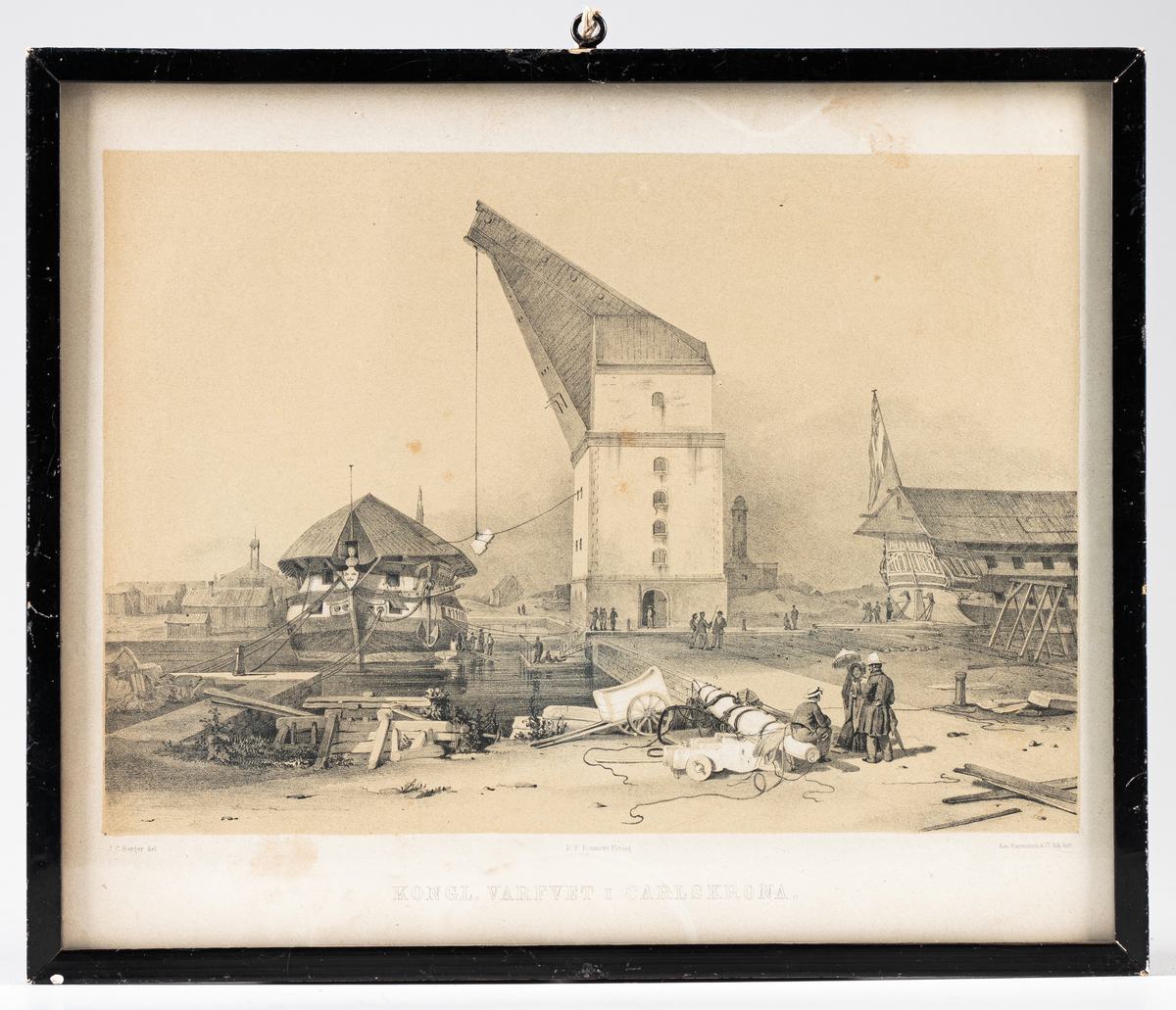 Gulgrön litografi inom glas och 1 cm smal svart ram
Motiv. Gamla mastkranen från öster. Det avtacklade och övertäckta linjedkeppet Dristigheten ligger i yttre svajningsrummet. I höger sida av bilden syns aktern av ett linjeskepp med unionsflagga. I förgrunden två män och en kvinna med parasoll samt fartygsattiraljer och en tvåhjulad dragkärra.
Text under: KONGL. VARFVET I CARLSKRONA
Konstnär: Litografi efter Joh. Chr. Berger, ca 1850
Neg.nr 8391