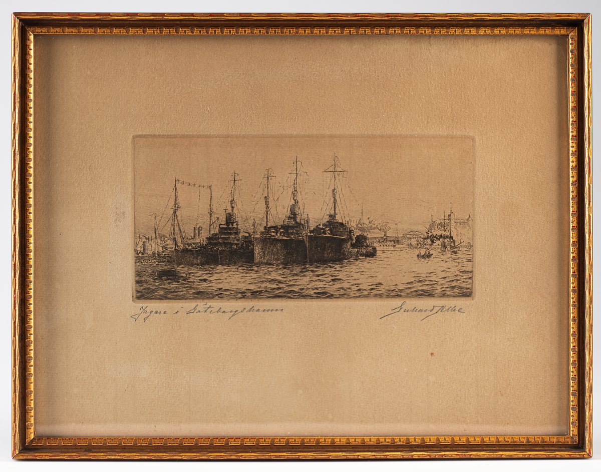 Etsning inom glas och guldförgylld profilerad träram (15 mm). Motivet mäter H=99 mm x B=202 mm och föreställer tre jagare med flera båtar. I bakgrunden Göteborgs hamn. Under motivet skrivet med blyerts "Jagare i Göteborgs hamn" samt "Gerhard Albe".
Neg.nr A144  3:26A, 27A