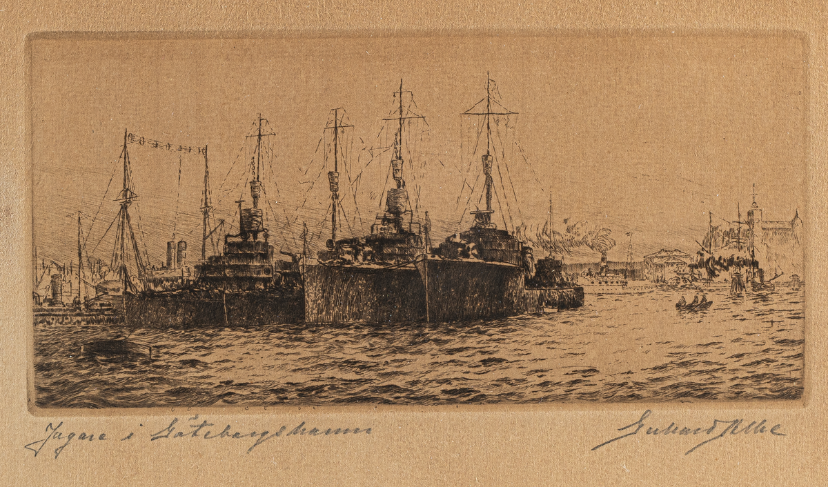 Etsning inom glas och guldförgylld profilerad träram (15 mm). Motivet mäter H=99 mm x B=202 mm och föreställer tre jagare med flera båtar. I bakgrunden Göteborgs hamn. Under motivet skrivet med blyerts "Jagare i Göteborgs hamn" samt "Gerhard Albe".
Neg.nr A144  3:26A, 27A