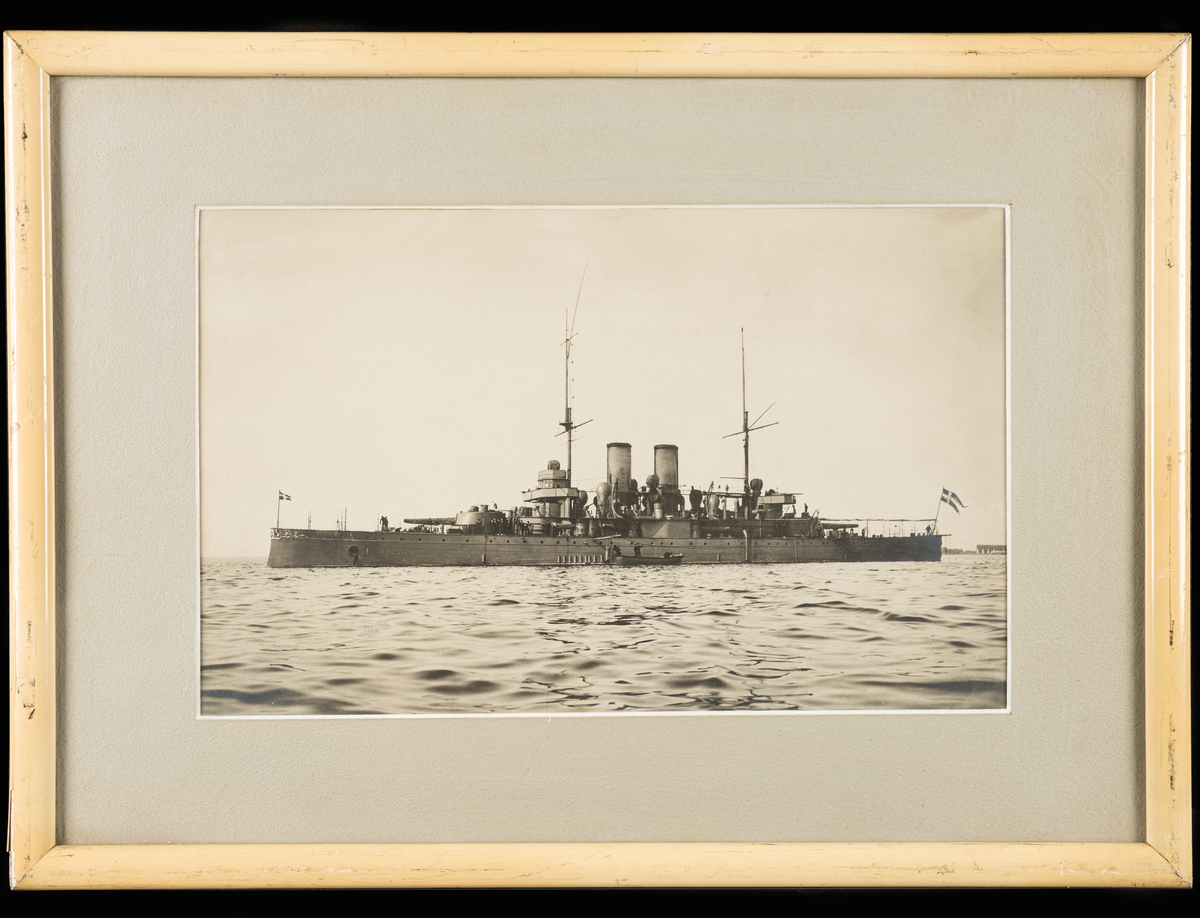 Fotografi, vit ram, pansarskeppet Dristigheten 1910.