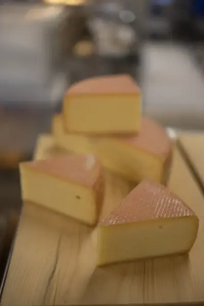 Stykker med rødkittost på en fjøl. 